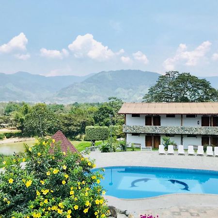 Hosteria Tierra Dorada Yantzaza Buitenkant foto