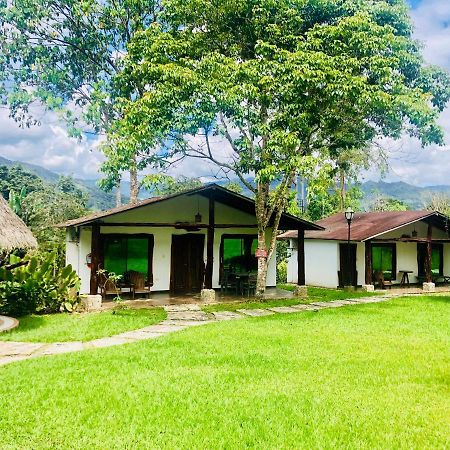 Hosteria Tierra Dorada Yantzaza Buitenkant foto