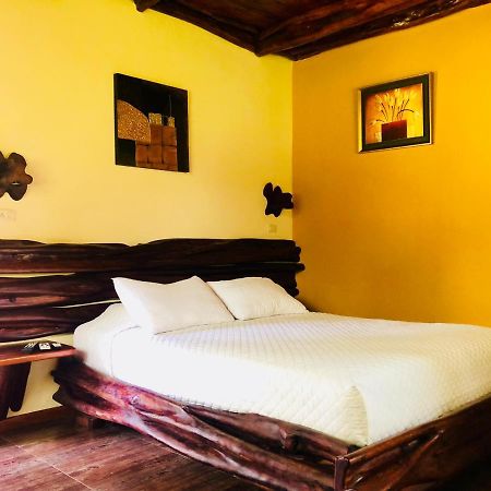 Hosteria Tierra Dorada Yantzaza Buitenkant foto