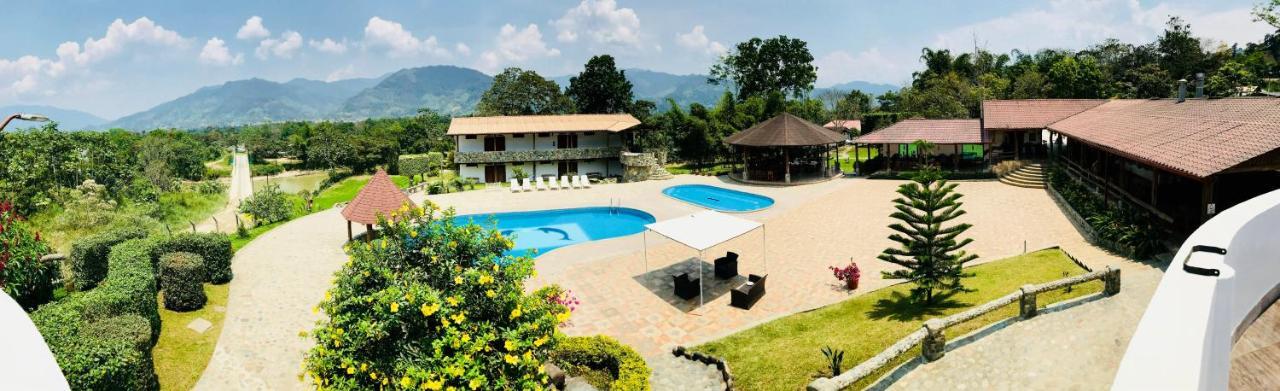 Hosteria Tierra Dorada Yantzaza Buitenkant foto