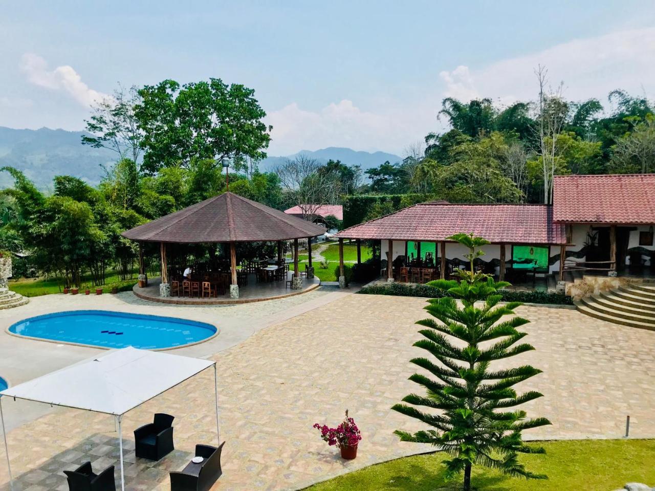 Hosteria Tierra Dorada Yantzaza Buitenkant foto