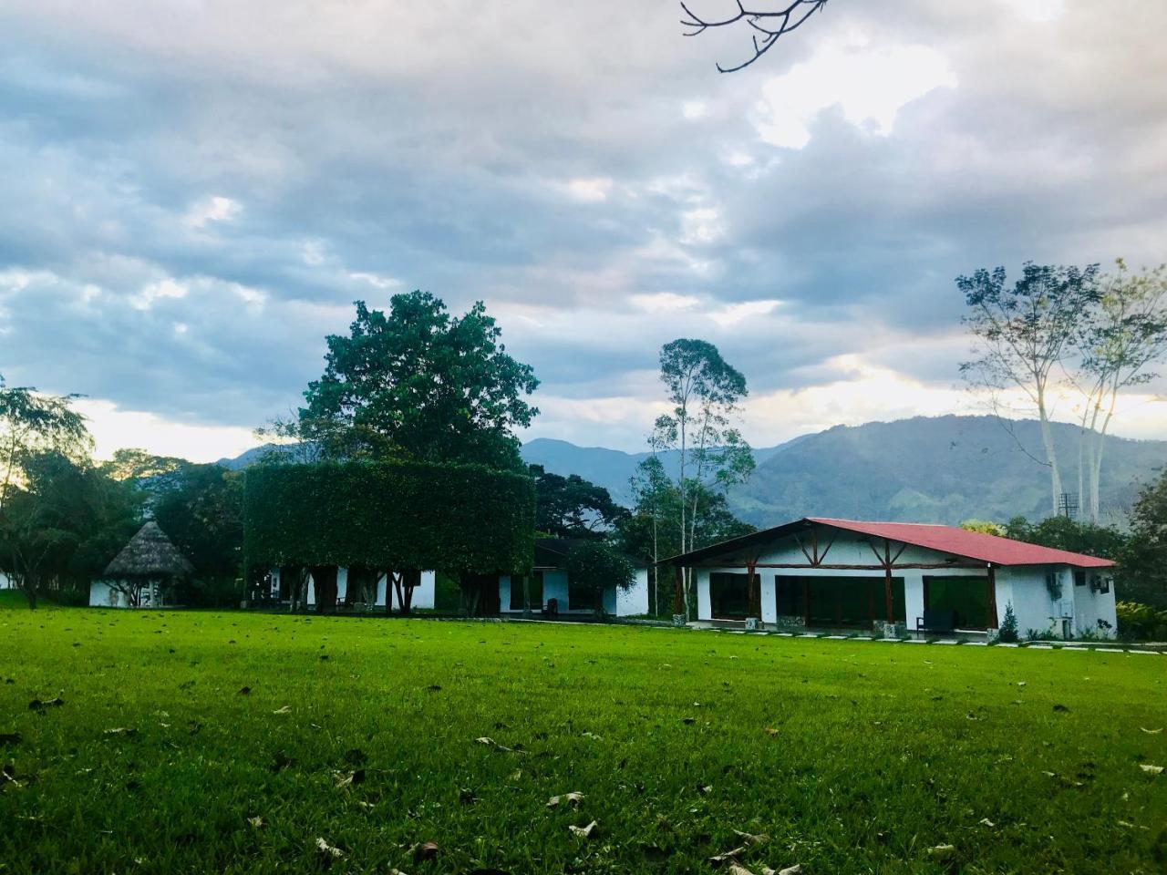 Hosteria Tierra Dorada Yantzaza Buitenkant foto