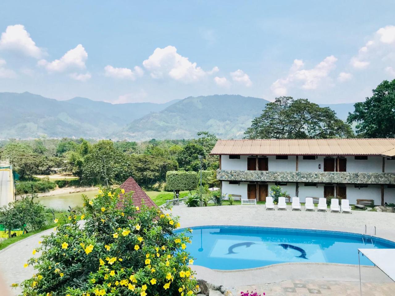 Hosteria Tierra Dorada Yantzaza Buitenkant foto