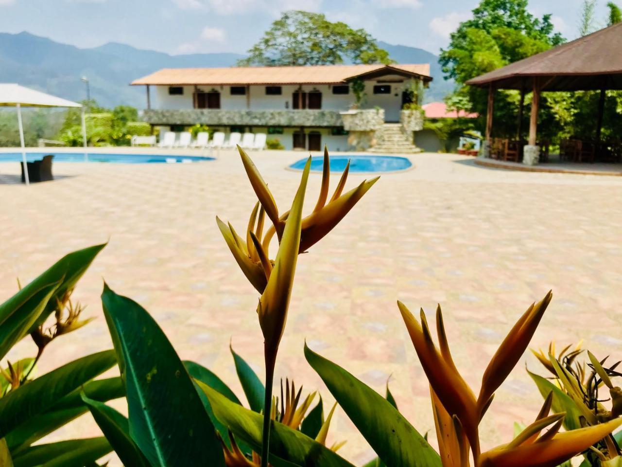 Hosteria Tierra Dorada Yantzaza Buitenkant foto