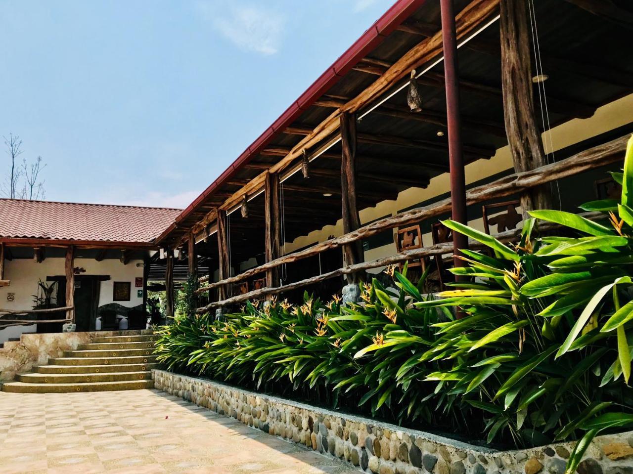 Hosteria Tierra Dorada Yantzaza Buitenkant foto