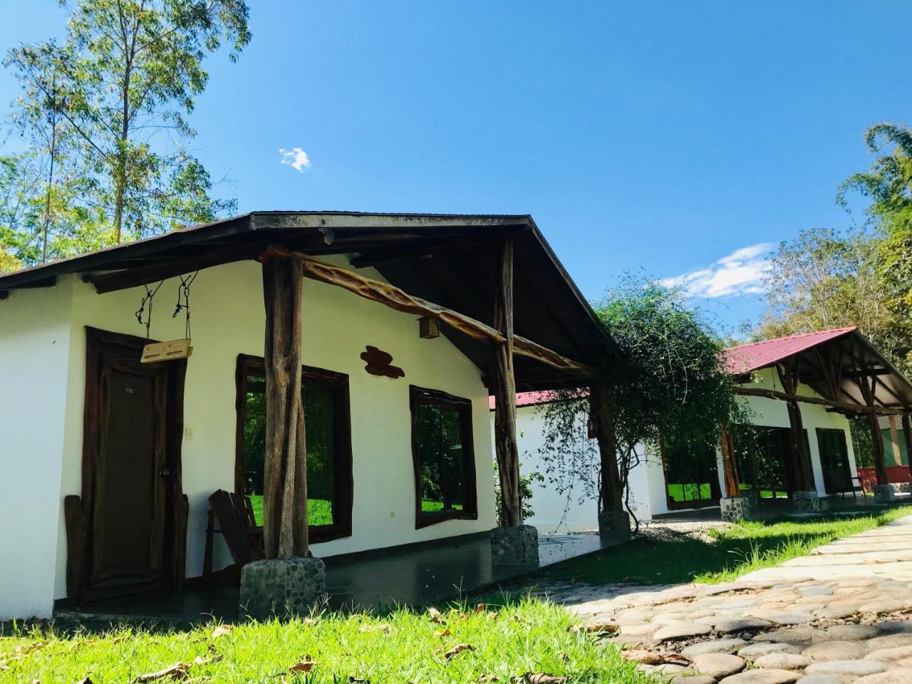Hosteria Tierra Dorada Yantzaza Buitenkant foto
