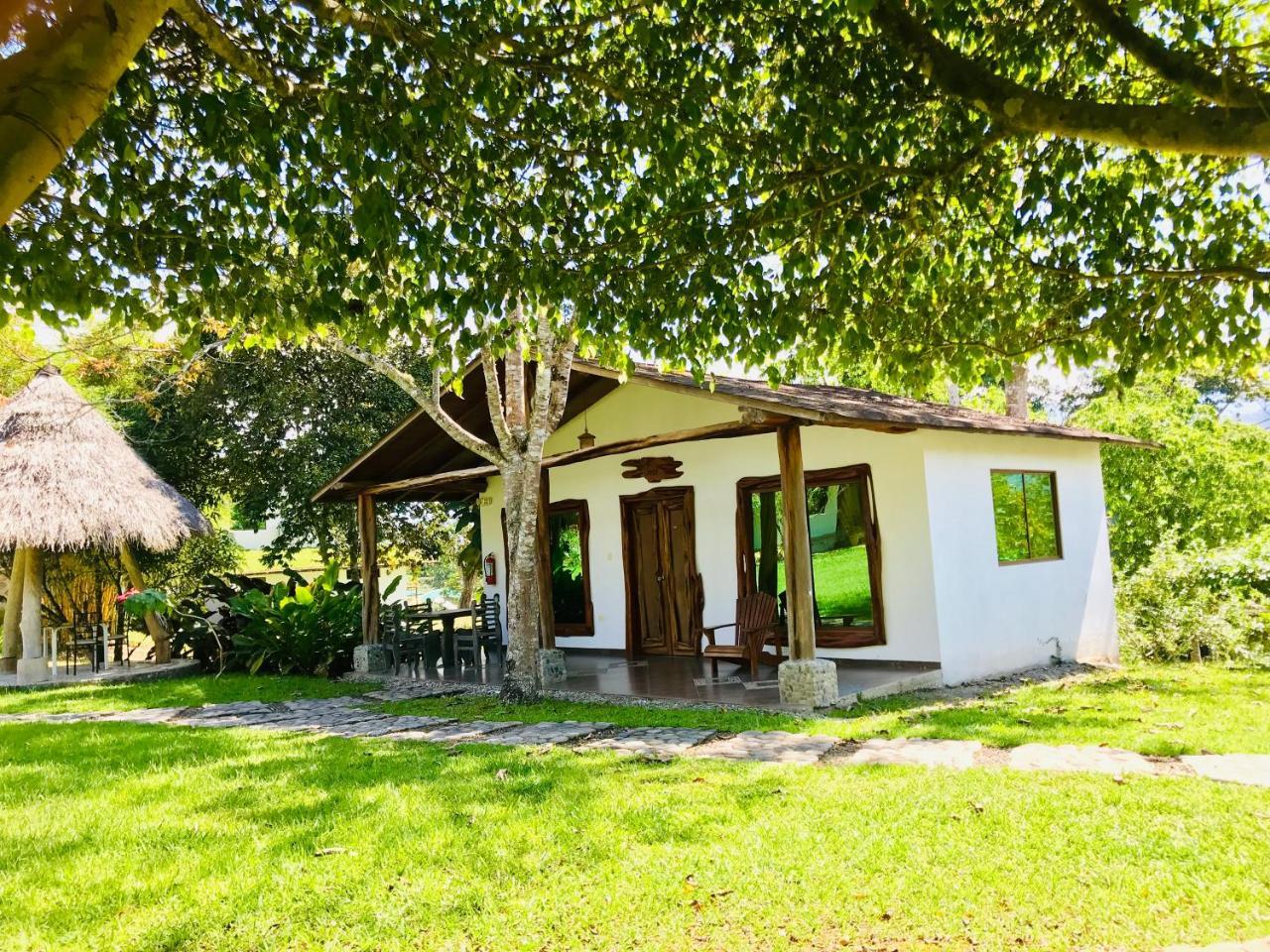 Hosteria Tierra Dorada Yantzaza Buitenkant foto