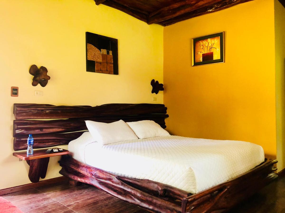 Hosteria Tierra Dorada Yantzaza Buitenkant foto