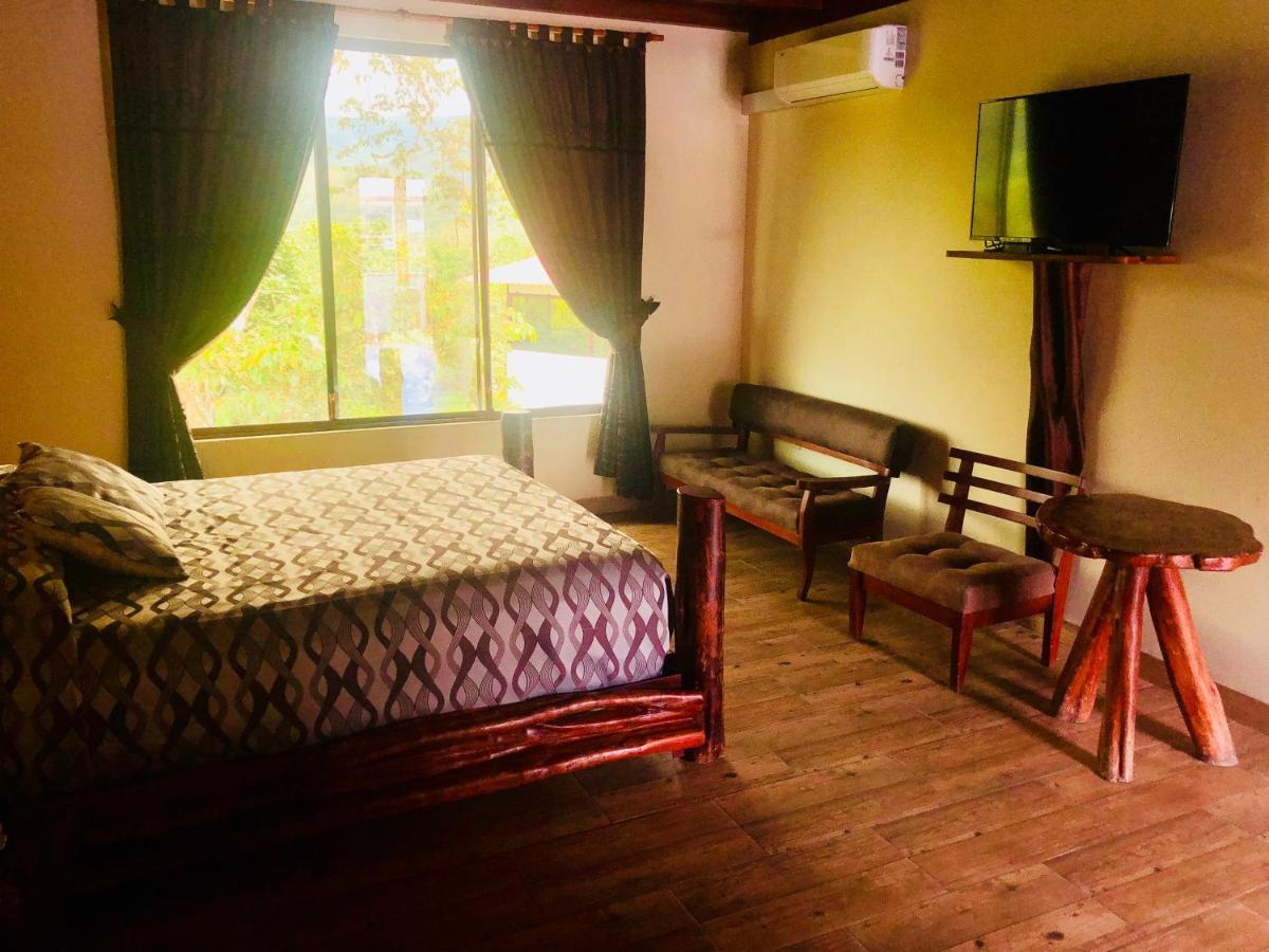 Hosteria Tierra Dorada Yantzaza Buitenkant foto